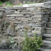 Réfection d'un mur de soutènement en pierre de schiste